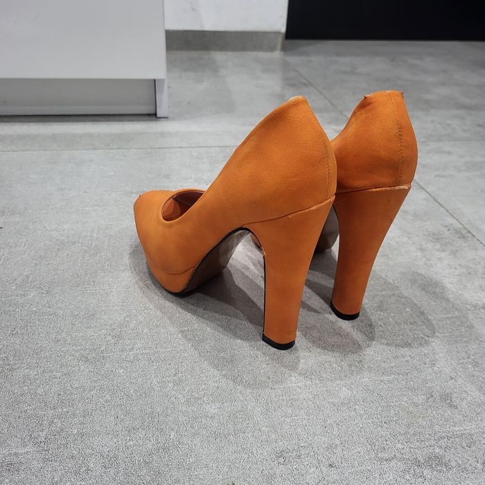 Buty na obcasie .