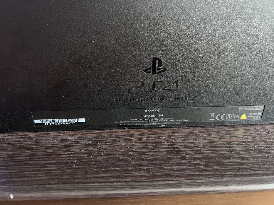 Продам PS4 1TB з трьома джойстиками