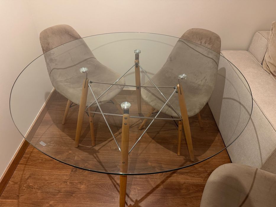 Conjunto mesa e cadeiras