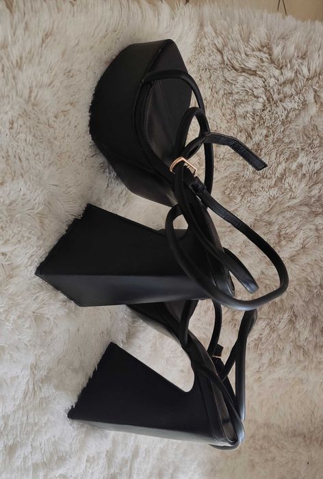 Sandały na stabilnym trójwymiarowym słupku