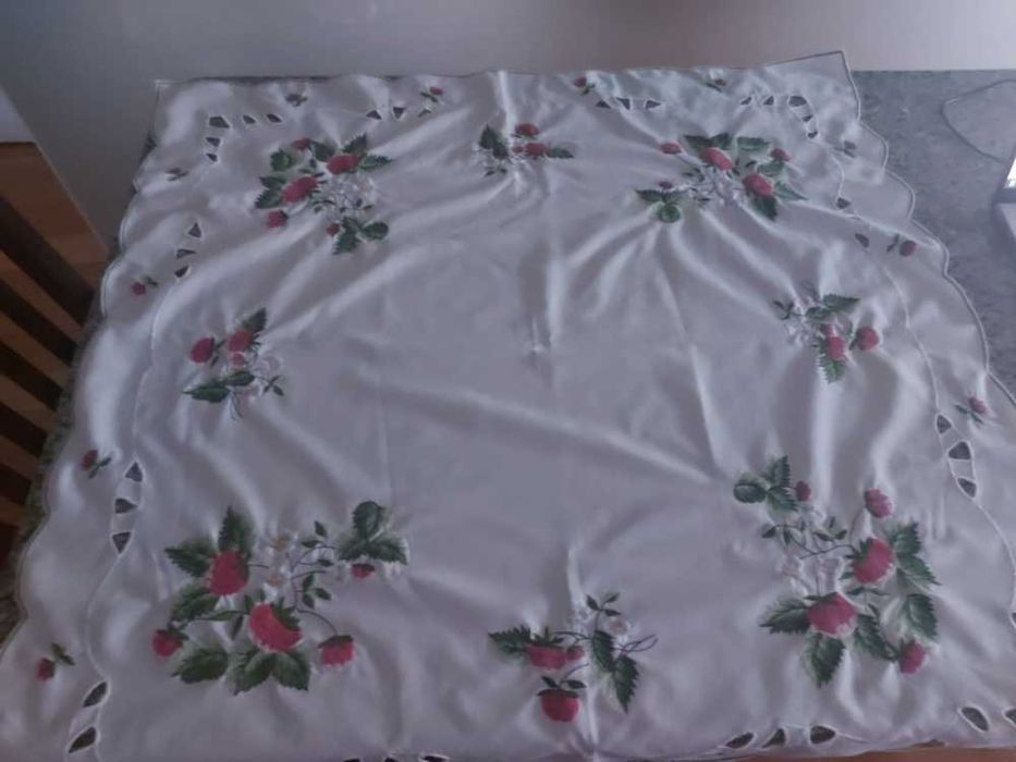Toalha de Mesa  - Tema Morangos