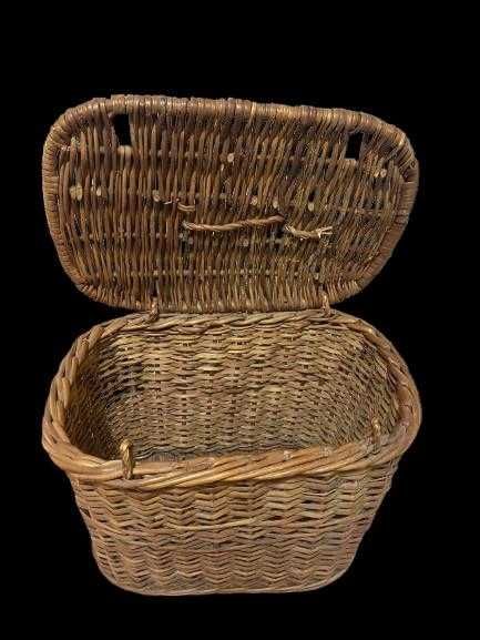 cesta antiga de piquenique em verga