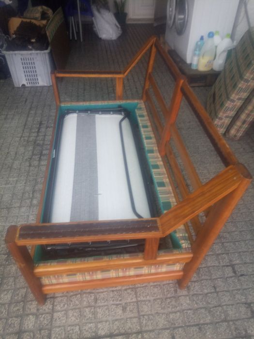 Canapé  muito antigo em madeira maciça sai o tecido todo para lavar e