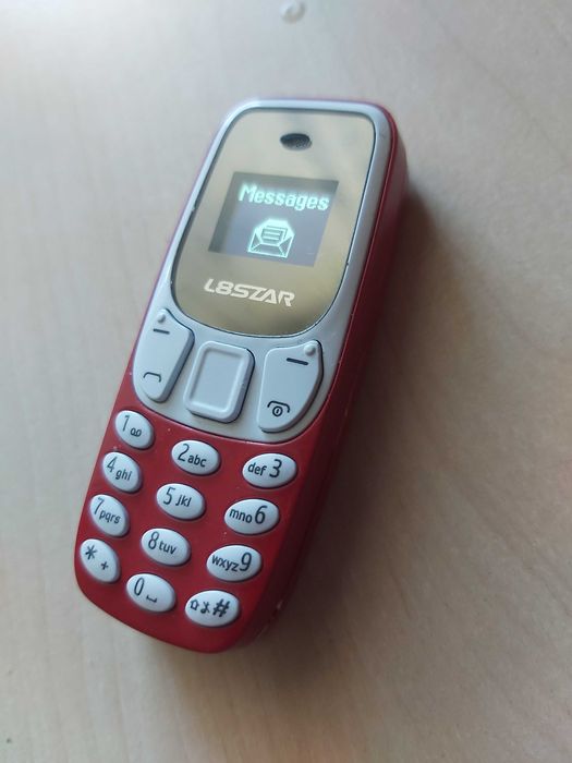 Bardzo malenki telefon L8 STAR