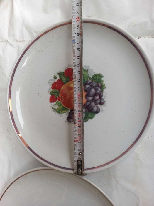 2 pratos com desenho de frutos