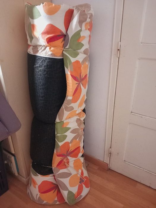 Sofá cama de casa l , tem rodinha e altura normal .