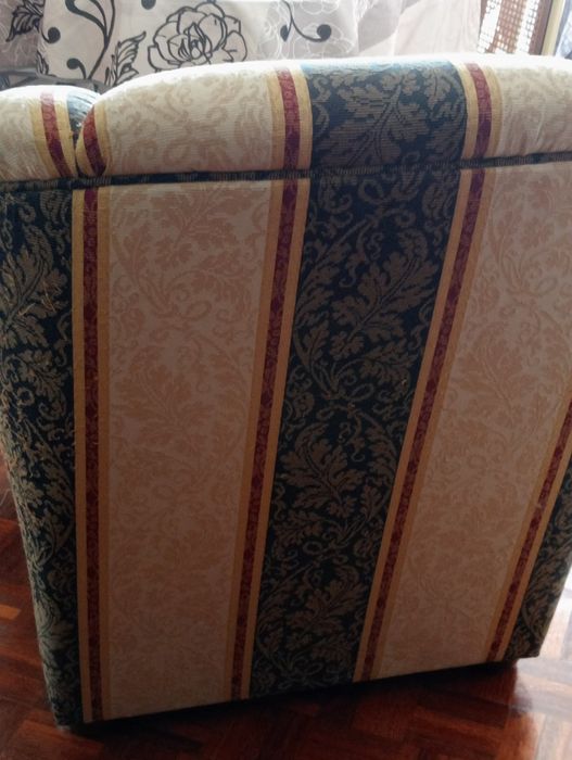 2 sofás de 1 lugar + mesa centro em madeira