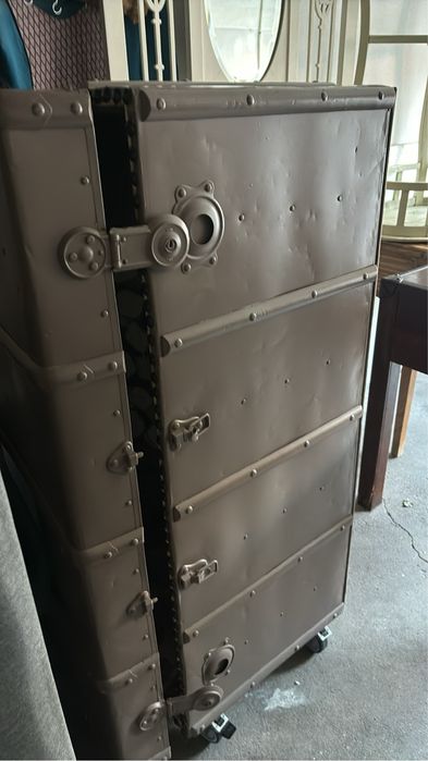 Baú roupeiro recuperado em bom estado