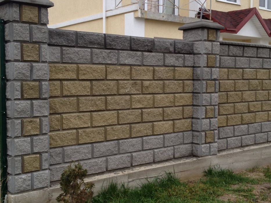 Шлакоблок  заборний та стіновий усилений із бетону . Колотий блок.