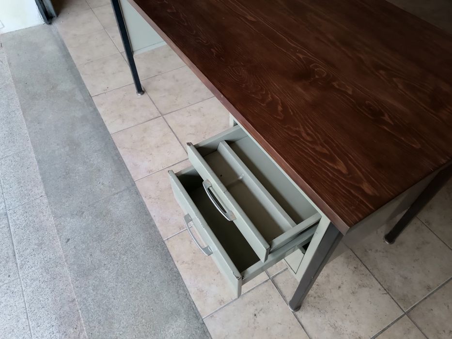 Secretaria de metal com tampo de madeira maciça