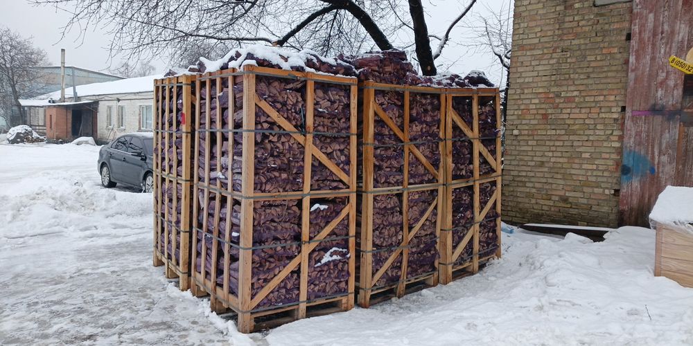 Дрова дубові сухі складені попиляні