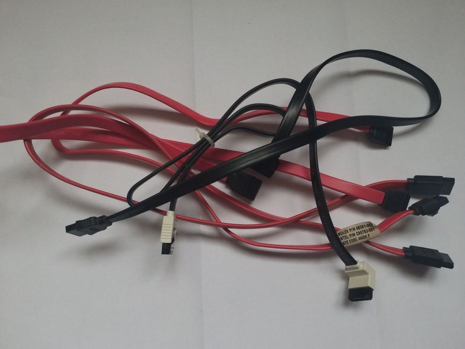 Кабель SATA и тюльпаны для подключения колонок. Силовые кабели