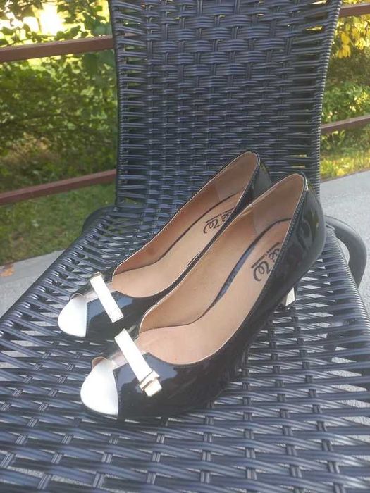Czarno-białe lakierowane czółenka z odkrytymi palcami vintage retro coquette glamour Lana Del Rey