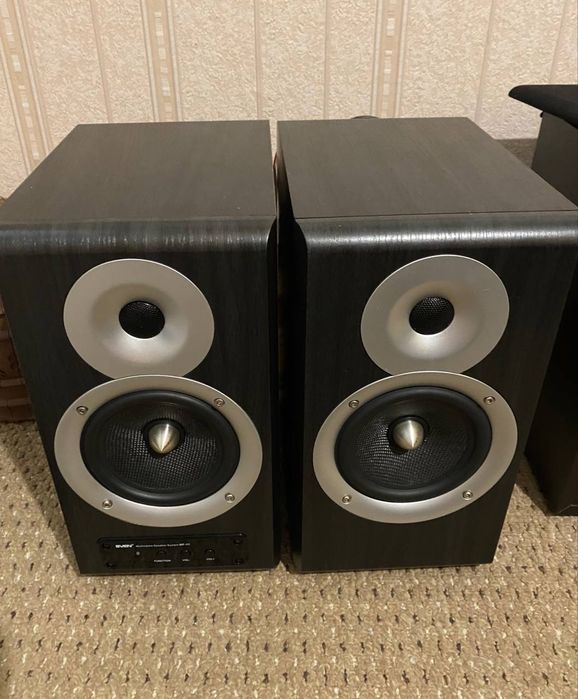 Акустика, колонки microlab pro 2 и sven nf-11 около hi-fi, мониторы