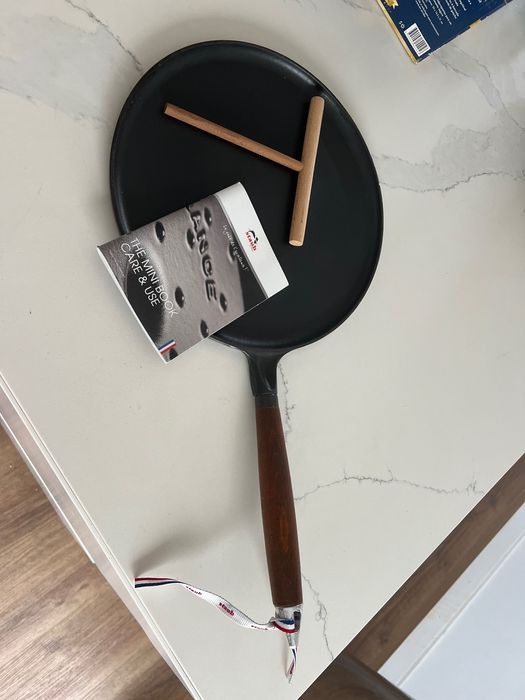 Crepeira STAUB com pega de madeira 28 cm, Ferro fundido, Preto