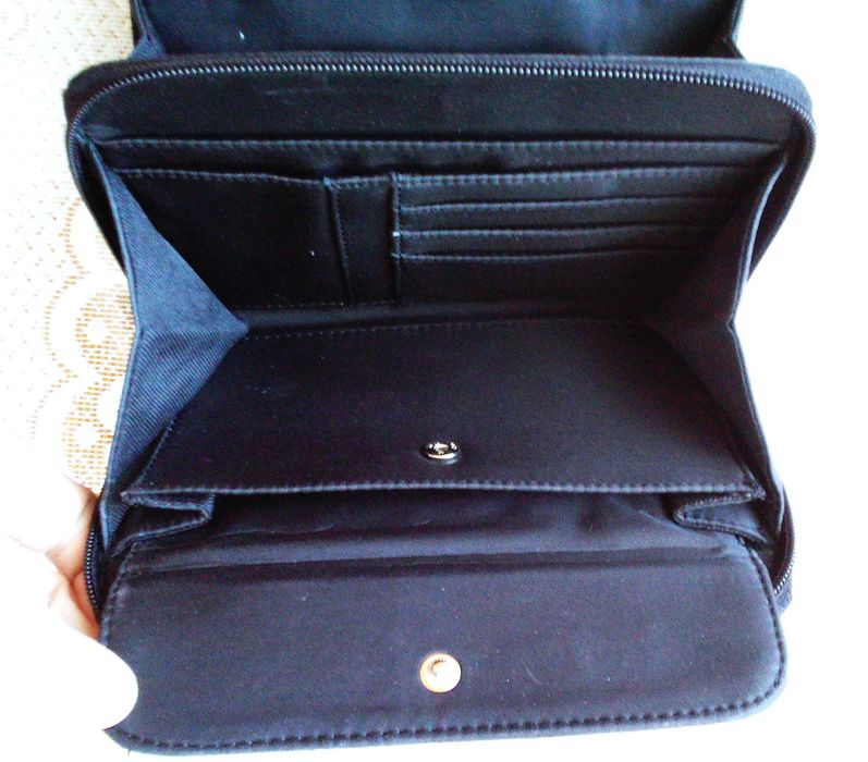 Torebka mała czarna. Wymiary: 18 x 15 cm