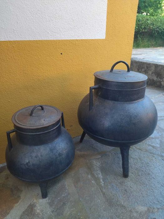 Panelas em ferro fundido antigas