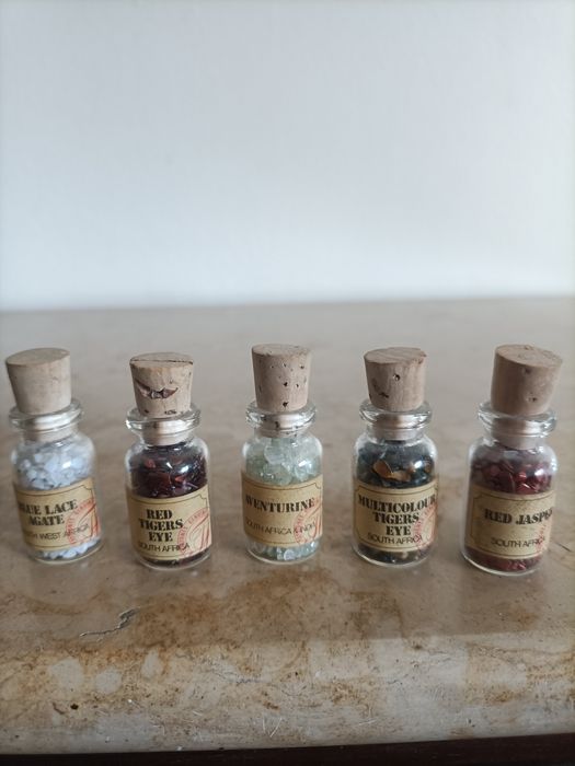 Coleção de pedras semi preciosas em pequenos frascos com certificado