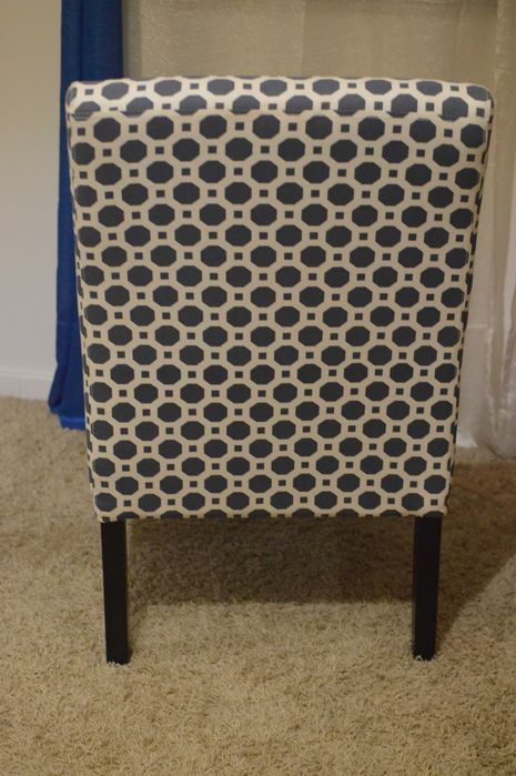 Cadeirão em tecido com estampado azul e branco