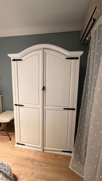 Roupeiro em madeira maciça