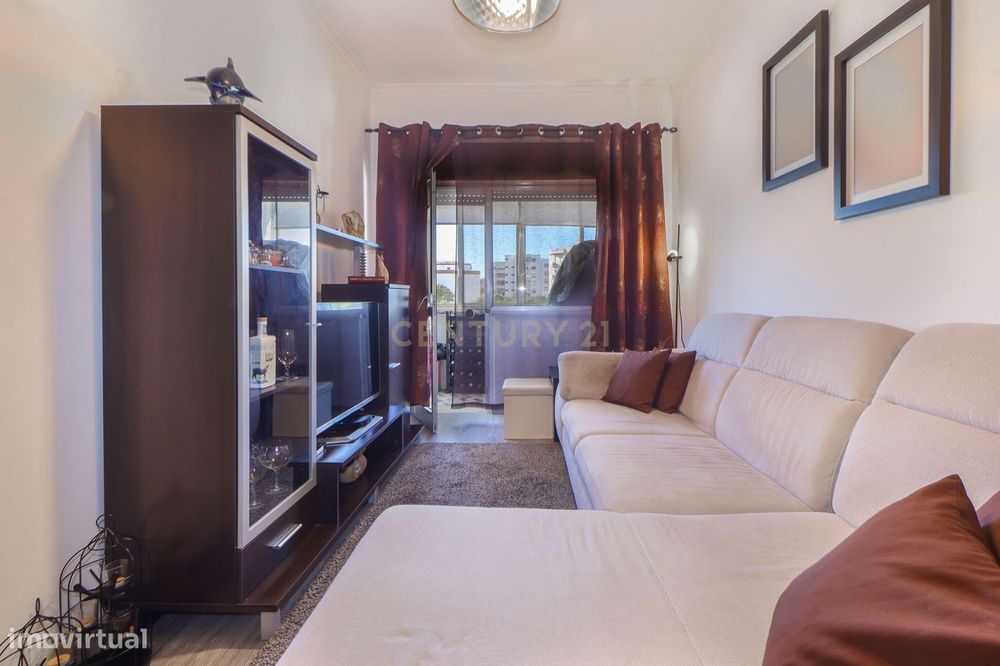 Apartamento T2 em zona central inserido em prédio com 2 elevadores | P