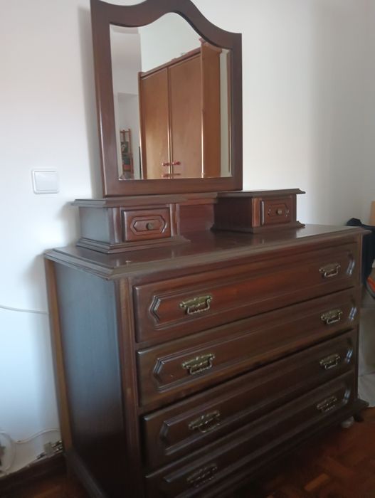 Cómoda antiga de quarto com espelho. Madeira de excelente qualidade.