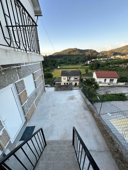 ARRENDA-SE T2- renovado R/chão com terraço