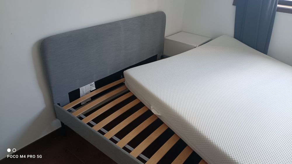 Cama de casal IKEA com  colchão e estrado