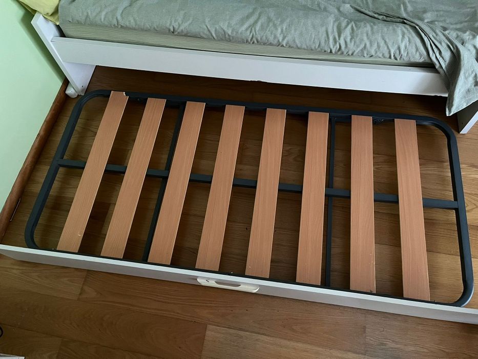 Cama  dupla Ikea com um colchão