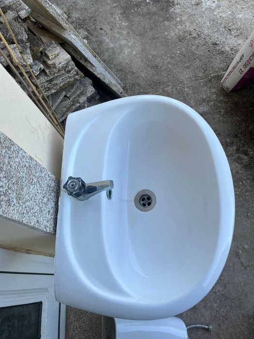 Lavatorio em bom estado com torneira