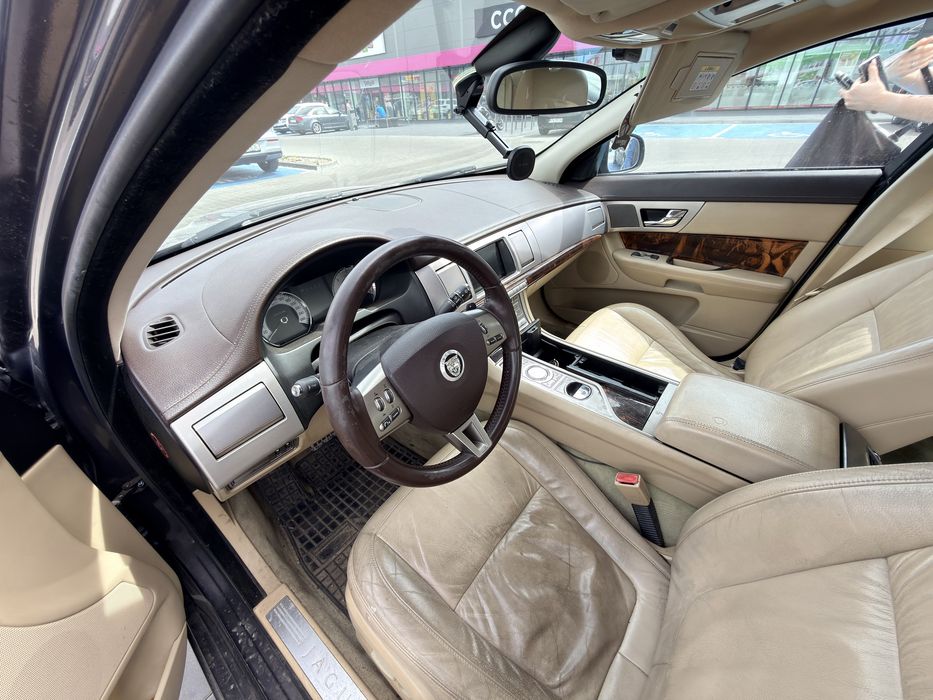 Jaguar xf.