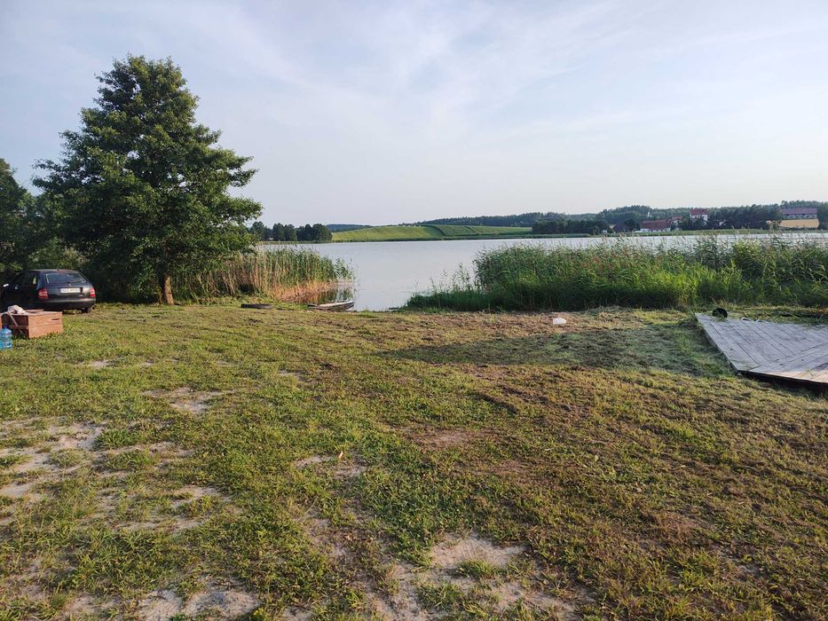 Miejsce pod namiot nad samym jeziorem – cisza, natura i wędkowanie