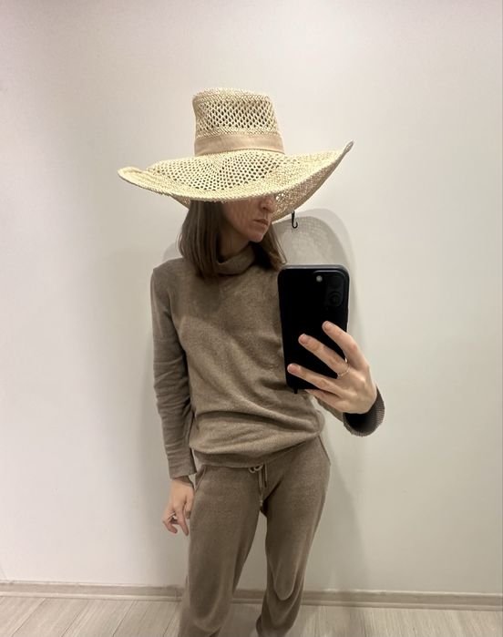 Соломеная шляпа с широкими полями