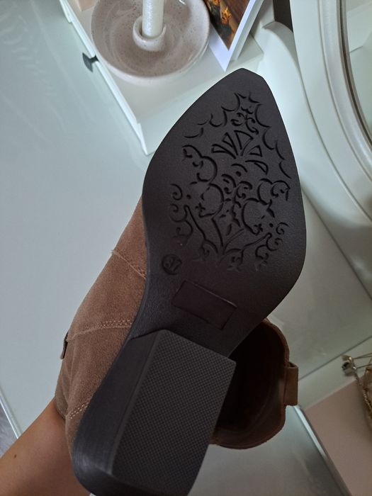 Zamszowe botki kowbojki