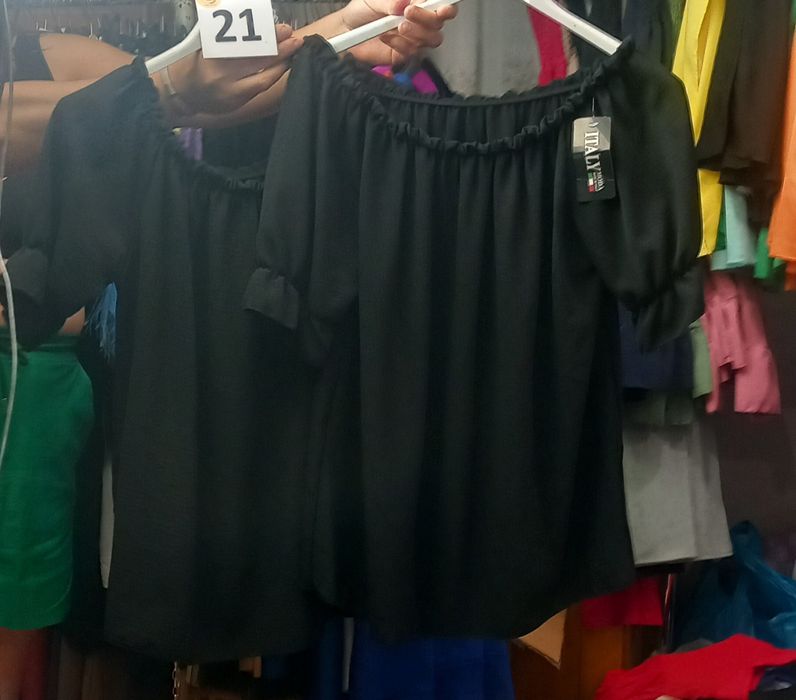 Vendo varias pecas de roupa de mukher , stock off