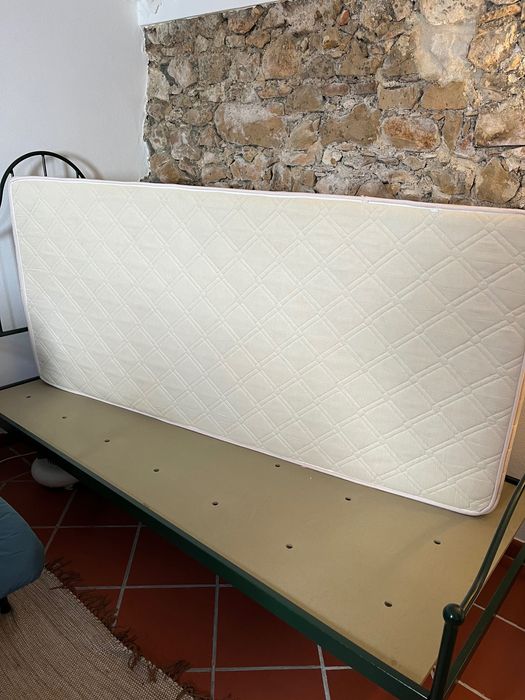 2x camas de ferro individuais com colchão (como novos)