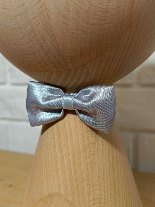 Szara  satynowa muszka 6 cm