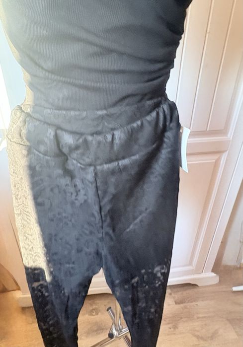 Czarne legginsy z koronki