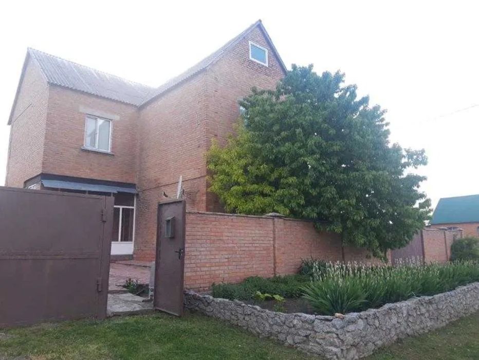 Продам хороший двоповерховий будинок з ремонтом в Бережинкі.