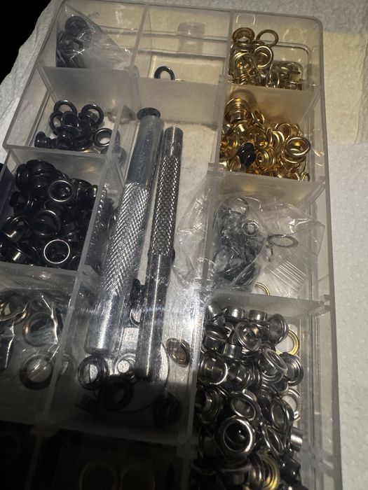 kit de ilhoses e ferramentas necessarias para aplicacao já