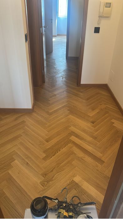 Montaje de paviento rodapie autoanivelante