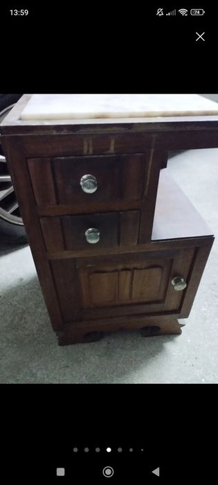 Mesa de cabeceira antiga, tampo de pedra branca