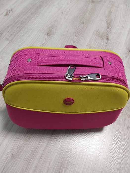 Kufer,  kuferek podróżny; kosmetyczny