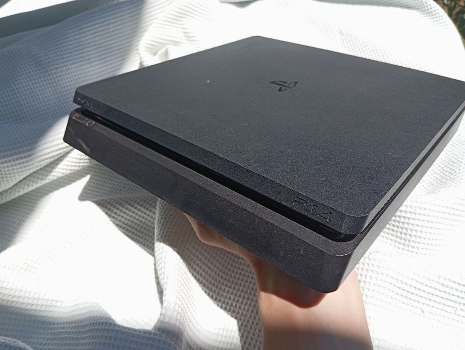 PlayStation 4 Slim 1TB + FIFA 20