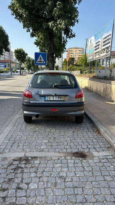 Peugeot 206  163.000 km  5 lugares. foto 4