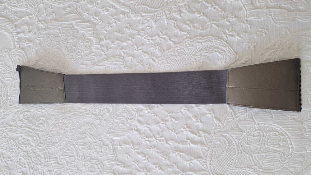 Cinto elástico cinza, 70cm, com fecho e franjas