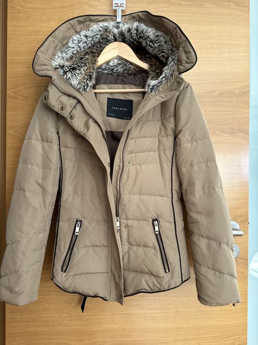 Casaco impermeável de penas com capuz