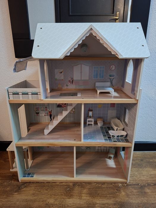 Drewniany domek dla lalek