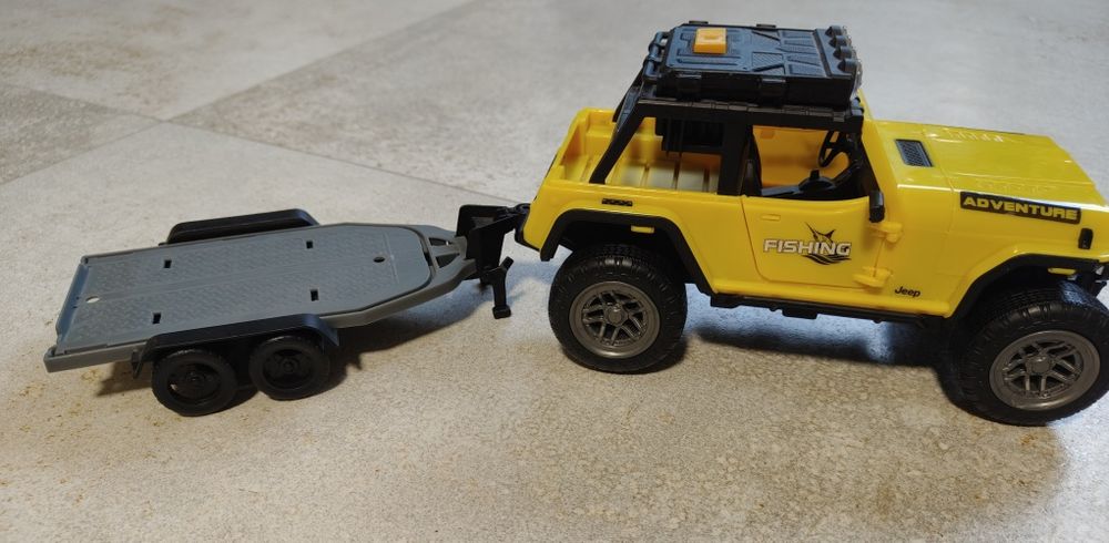 Jeep z przyczepą i łodzią