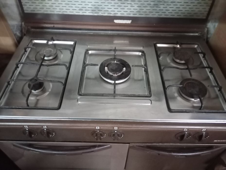 Fogão a gás cor castanho